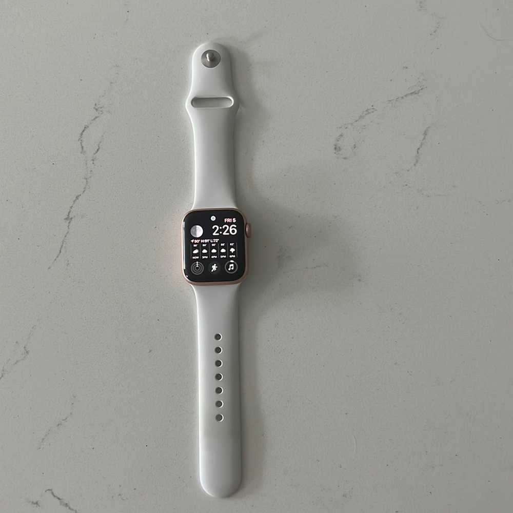 Apple Watch SE 40mm Rose Gold Aluminum Case with bands and face protectors